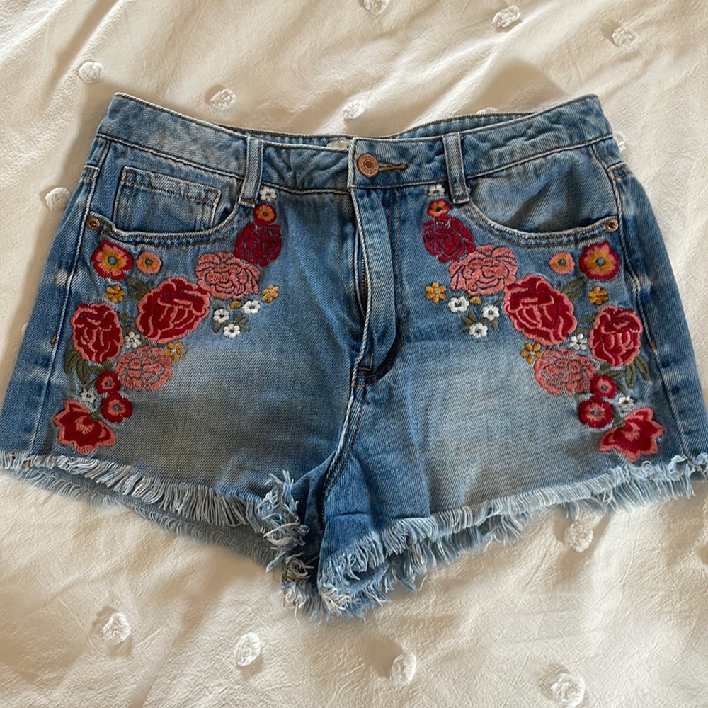 Medium rise floral embroidered shorts